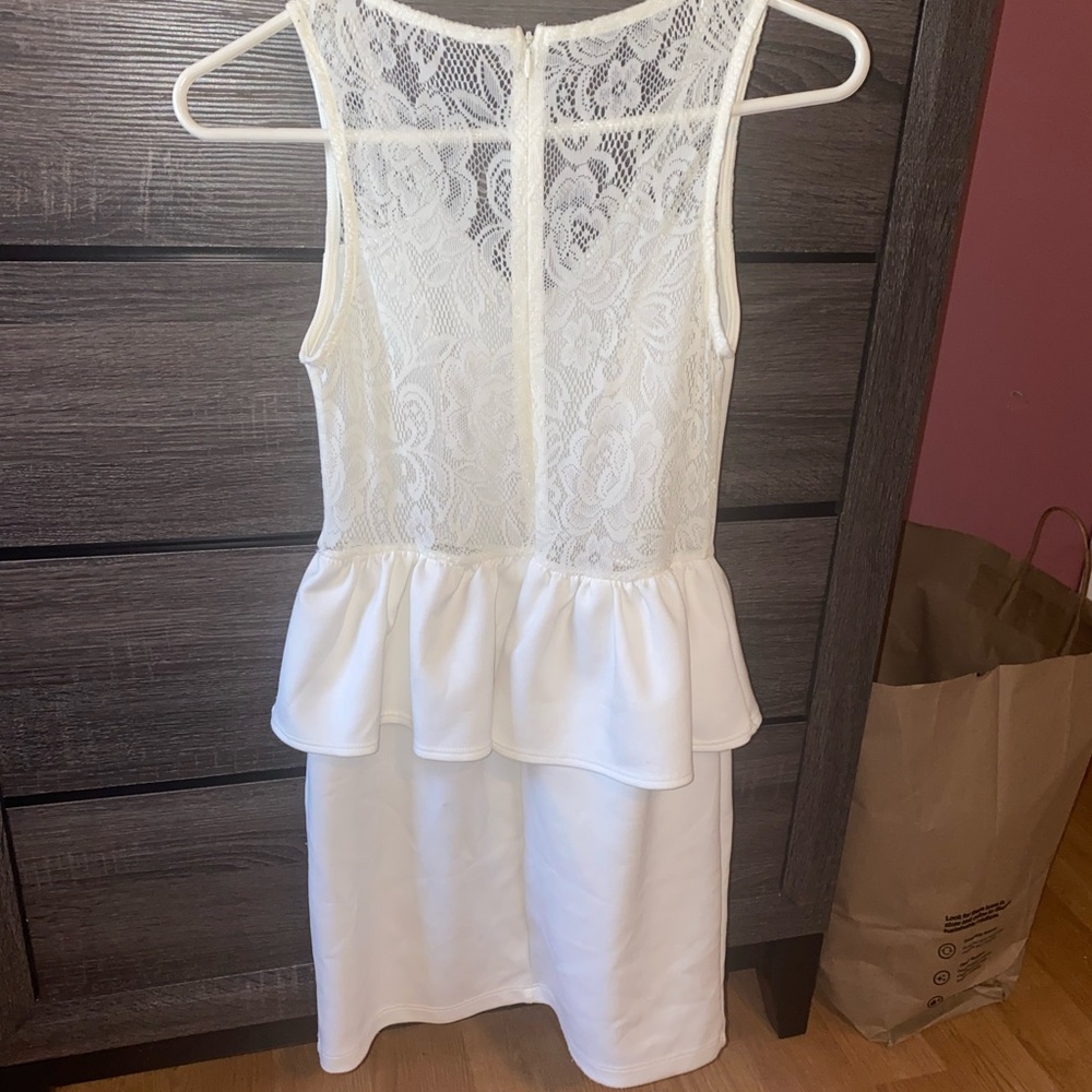 White peplum dress with lace - Picture 3 of 4
